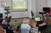 Bilderbuchkino 2026.jpg Foto eines Bilderbuchkinos. Zu sehen sind Kinder von hinten, die auf eine Leinwand schauen.
