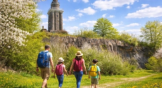 Bismarckturm mit Wanderern