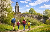 Bismarckturm mit Wanderern