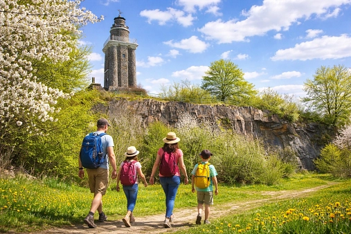 Bismarckturm mit Wanderern&nbsp;&copy;&nbsp;Tourist-Information Wurzen mit ChatGPT erstellt