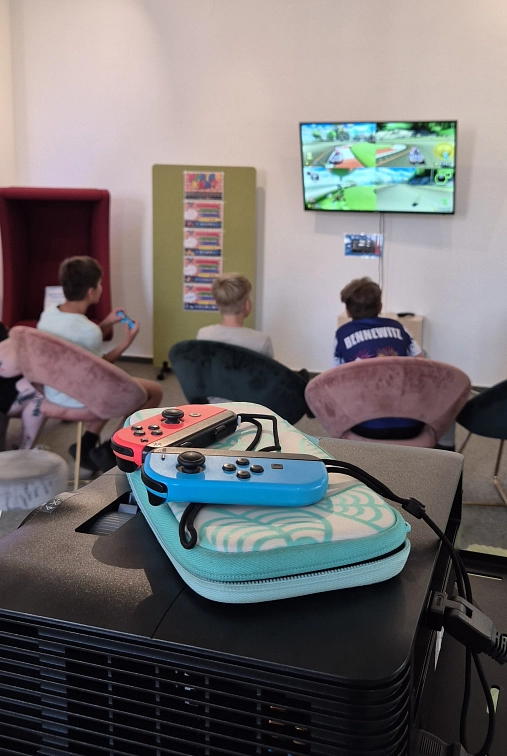 Nintento Switch Controller vor einem Bildshcirm mit Mario Kart