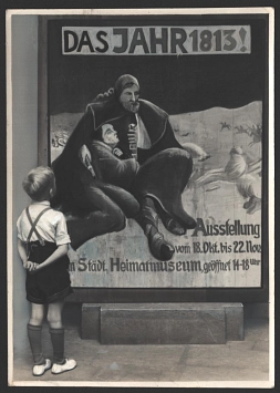 Kind vor einem Sonderausstellungsplakat 1953