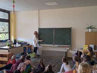 Muntaha Al-Robaiy zeichnet Eichhörnchen © KulturBetrieb Wurzen