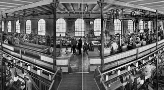 Panorama-Aufnahme der Maschinenfabrik Karl Krause, Leipzig, zweietagiges Fabrikationsgebäude, Druck nach Fotovorlage, um 1900