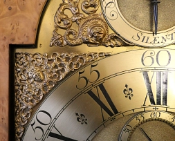 Standuhr, Nicholas Lambert, Ziffernblatt Detailansicht_1 V1459E © Kulturhistorisches Museum Wurzen