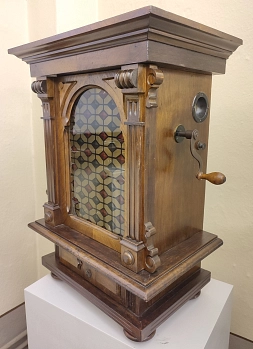 Symphonion in Seitenansicht mit Kurbel, Münzeinwurf und Knopf © KulturBetrieb Wurzen