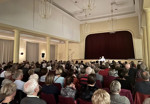 Tom Pauls liest im Schweizergarten © Stadtbibliothek