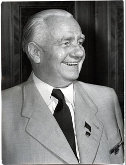Wilhelm Pieck 1955.png Wilhelm Pieck im Seitenprofil