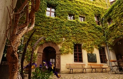 Arkadenhof des Museums