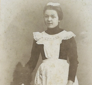 Dienstmädchen mit Hund, Leipzig (um 1900)