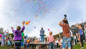 Familientag-2018-Luftballonhimmel-Reichhold