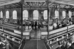 Panorama-Aufnahme der Maschinenfabrik Karl Krause, Leipzig, zweietagiges Fabrikationsgebäude, Druck nach Fotovorlage, um 1900