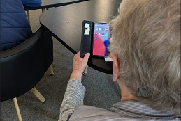 Seniorin übt am Handy