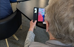 Seniorin übt am Handy