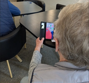 Seniorin übt am Handy