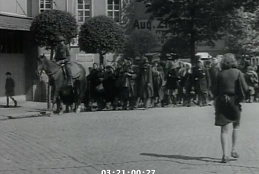Ungarische Jüdinnen, die von einem Todesmarsch von Leipzig in der Nähe von Wurzen am 25.04.1945 befreit wurden, folgen einem Soldaten