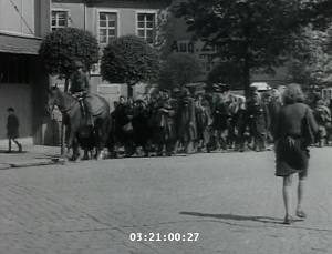 Ungarische Jüdinnen, die von einem Todesmarsch von Leipzig in der Nähe von Wurzen am 25.04.1945 befreit wurden, folgen einem Soldaten